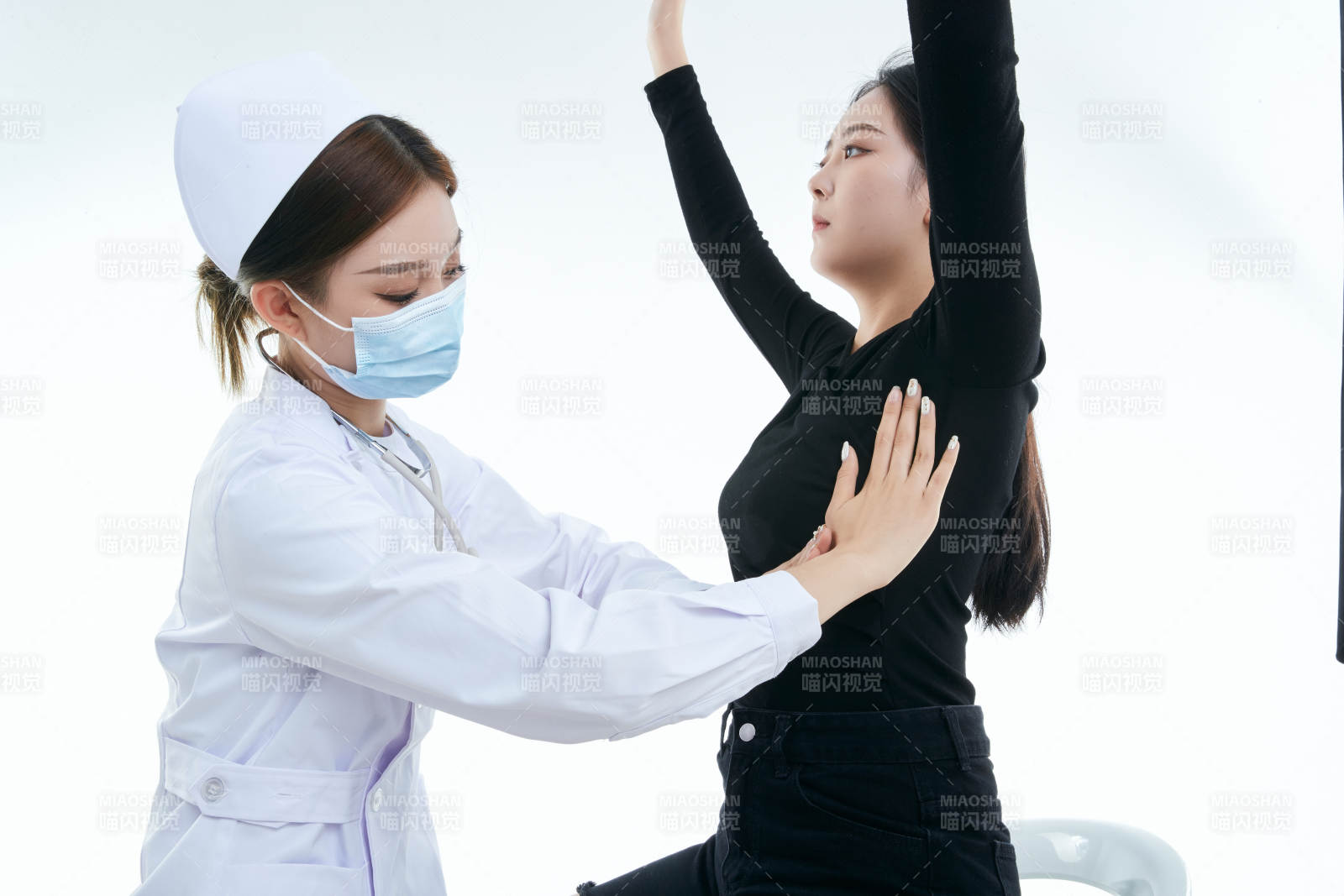 年轻的女性医护人员为患者进行胸部检查