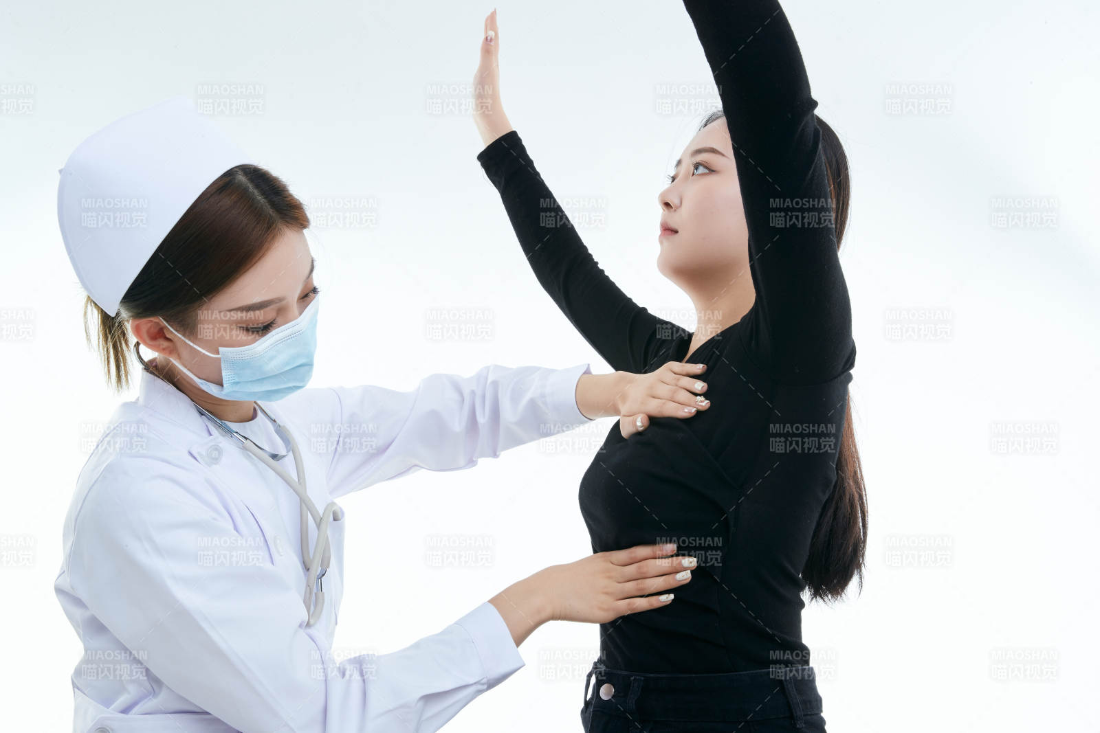 年輕的女性醫護人員為患者進行胸部檢查