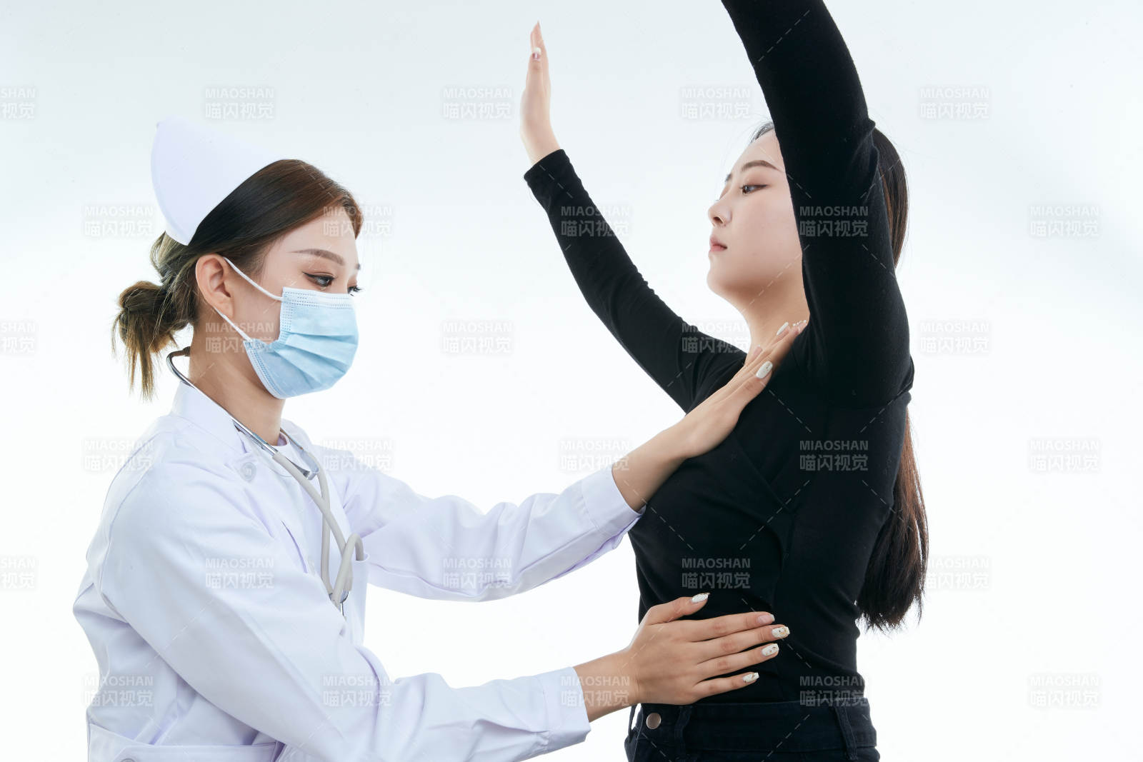 年輕的女性醫護人員為患者進行胸部檢查