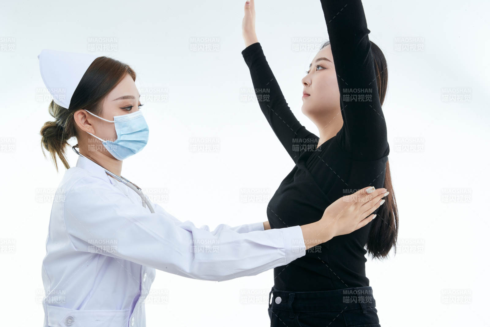 年輕的女性醫護人員為患者進行胸部檢查