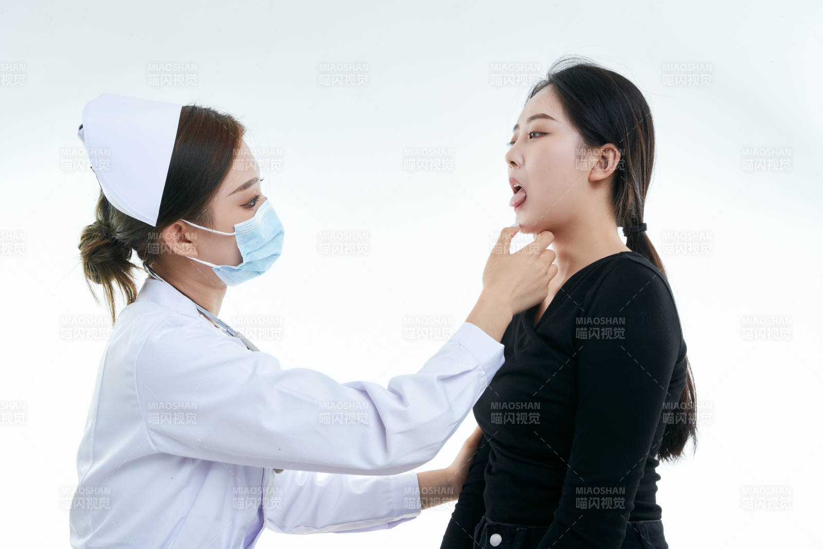 年輕的女性醫護人員為患者進行胸部檢查