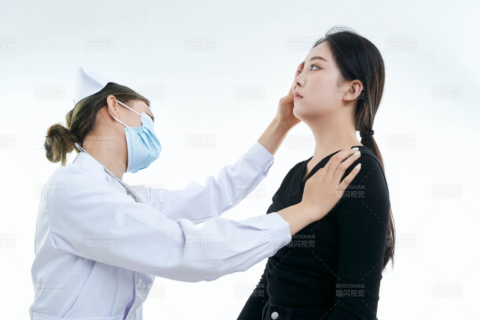 年輕的女性醫護人員為患者進行胸部檢查