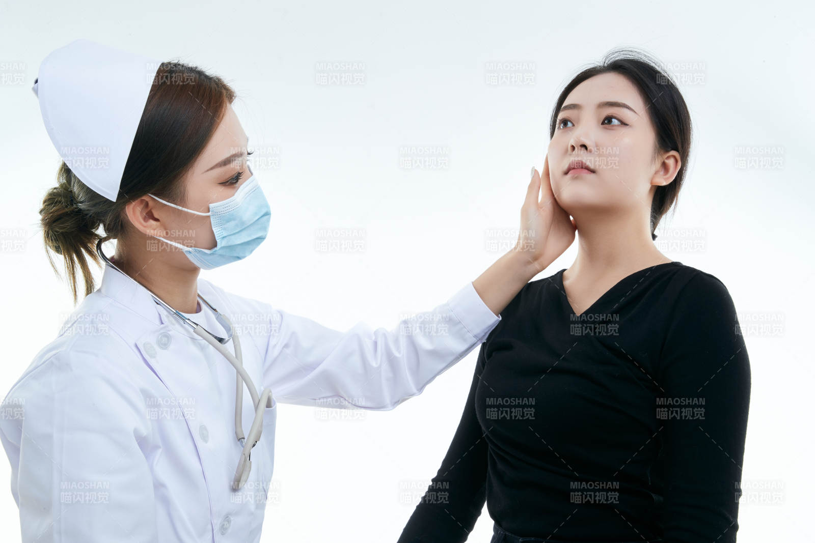 年輕的女性醫護人員為患者進行胸部檢查