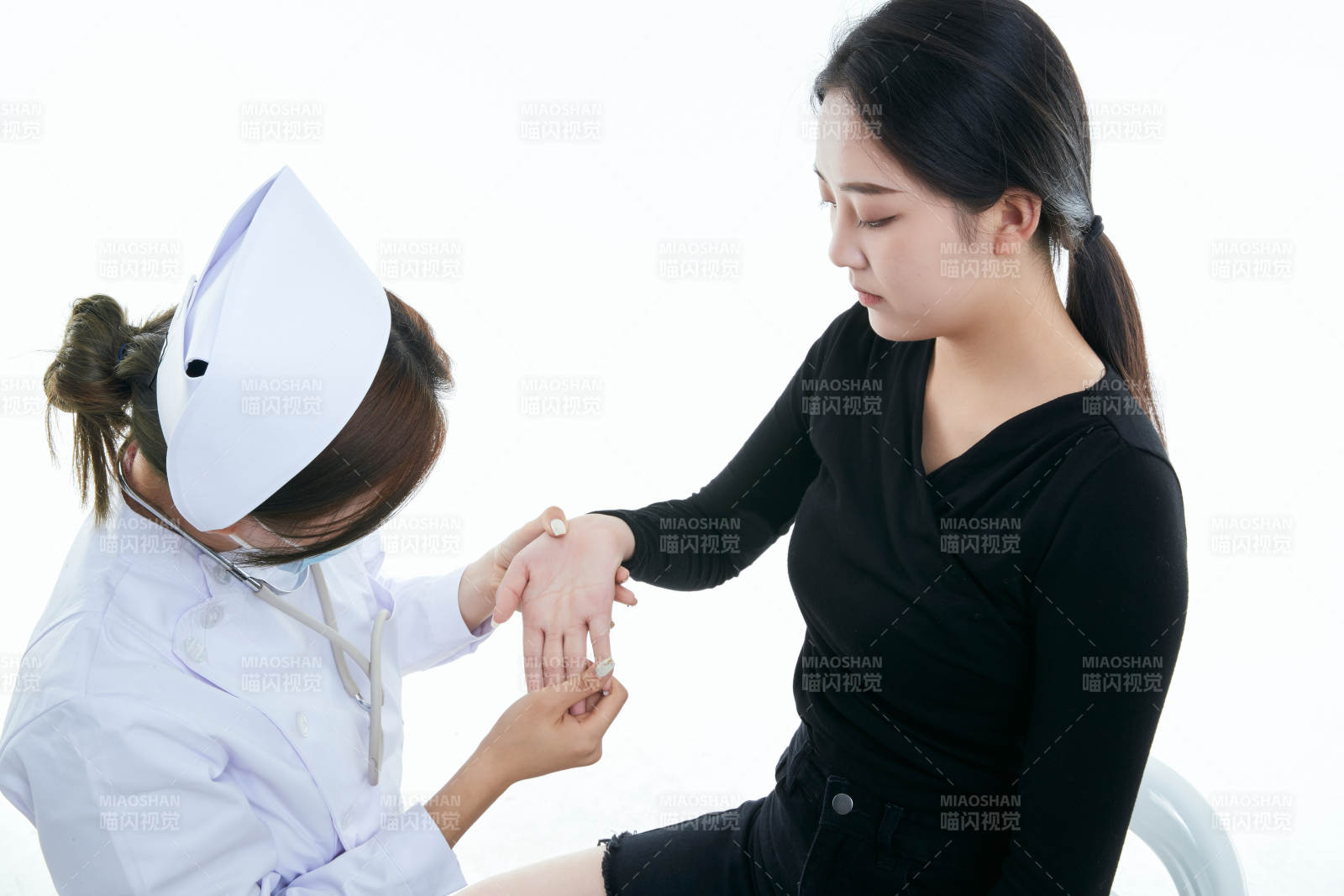 年輕的女性醫(yī)護人員為患者進行胸部檢查