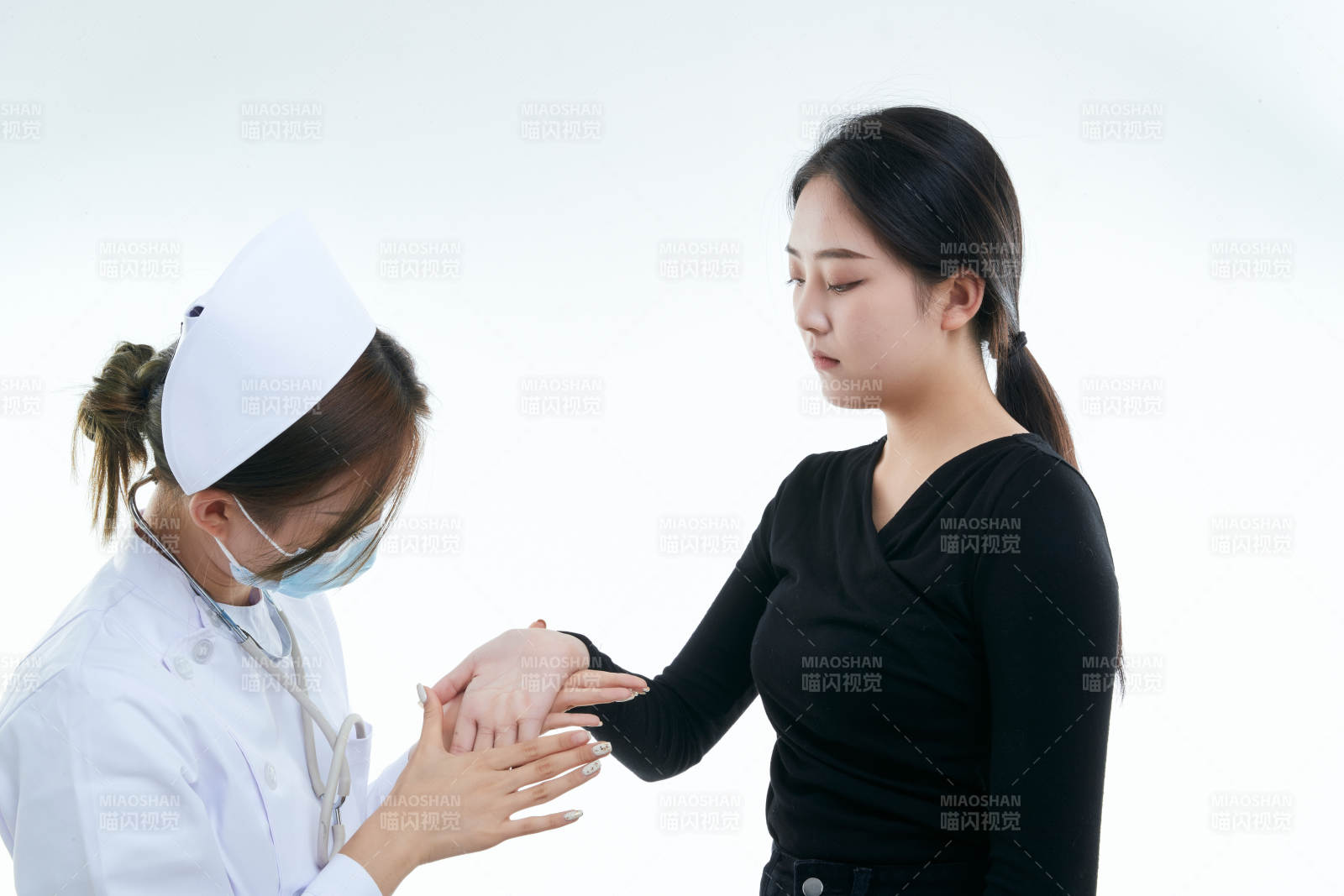 年輕的女性醫護人員為患者進行胸部檢查