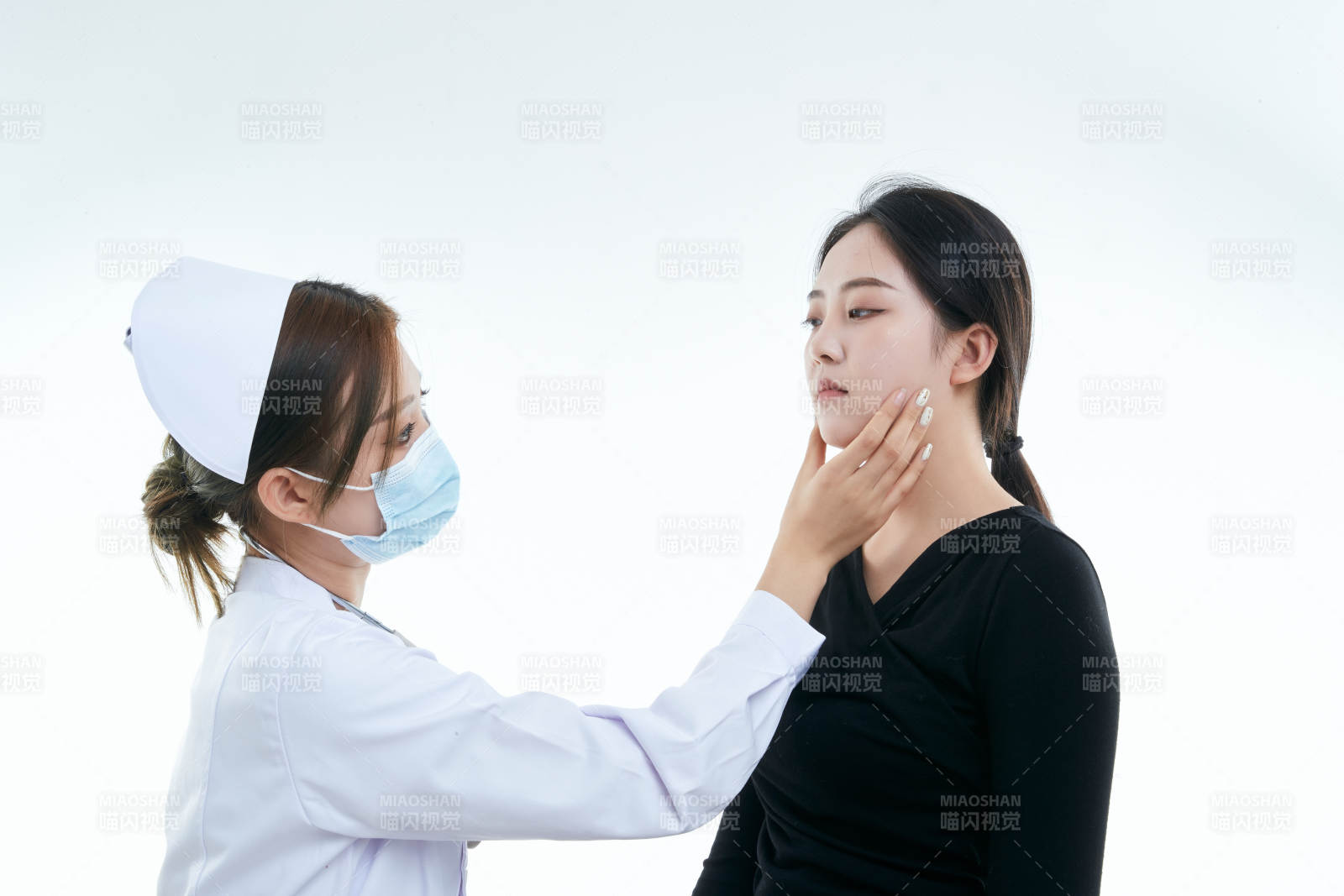 年輕的女性醫護人員為患者進行胸部檢查