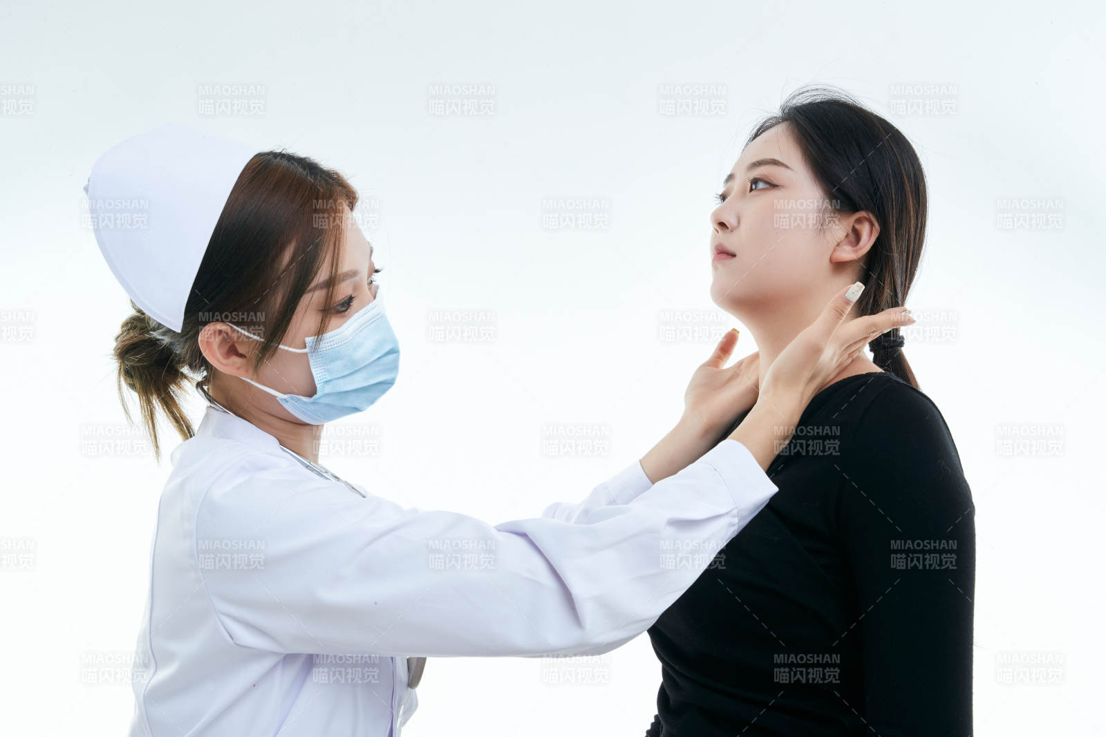 年輕的女性醫護人員為患者進行胸部檢查