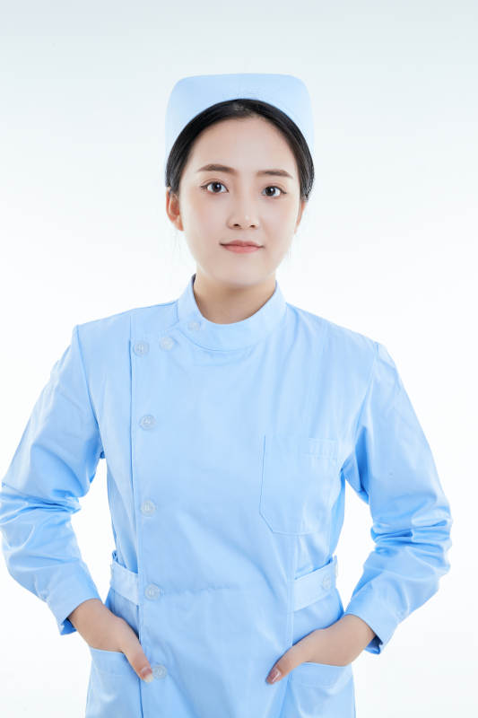 身穿护士的年轻女性医护人员