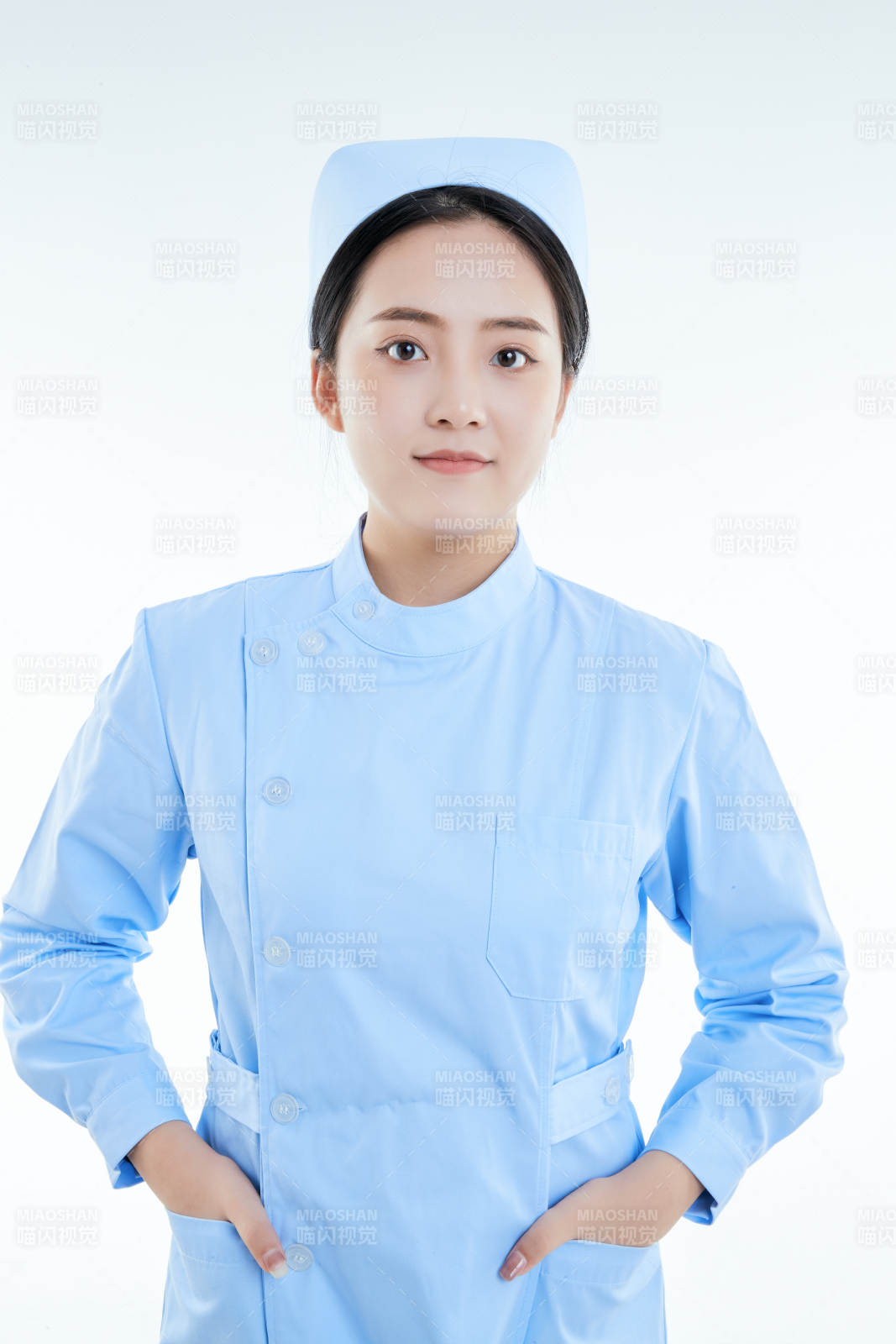 身穿护士的年轻女性医护人员