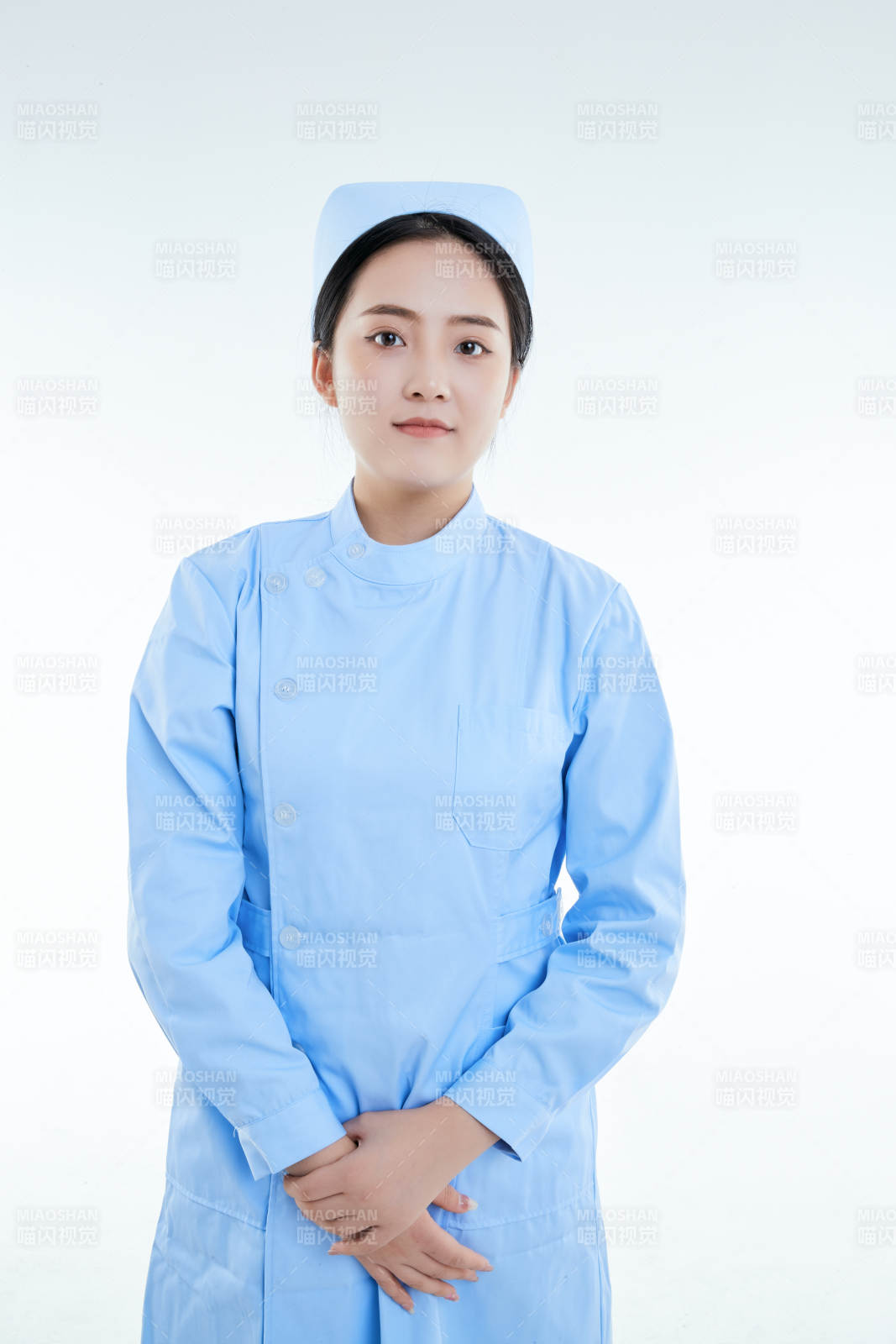 身穿護(hù)士的年輕女性醫(yī)護(hù)人員