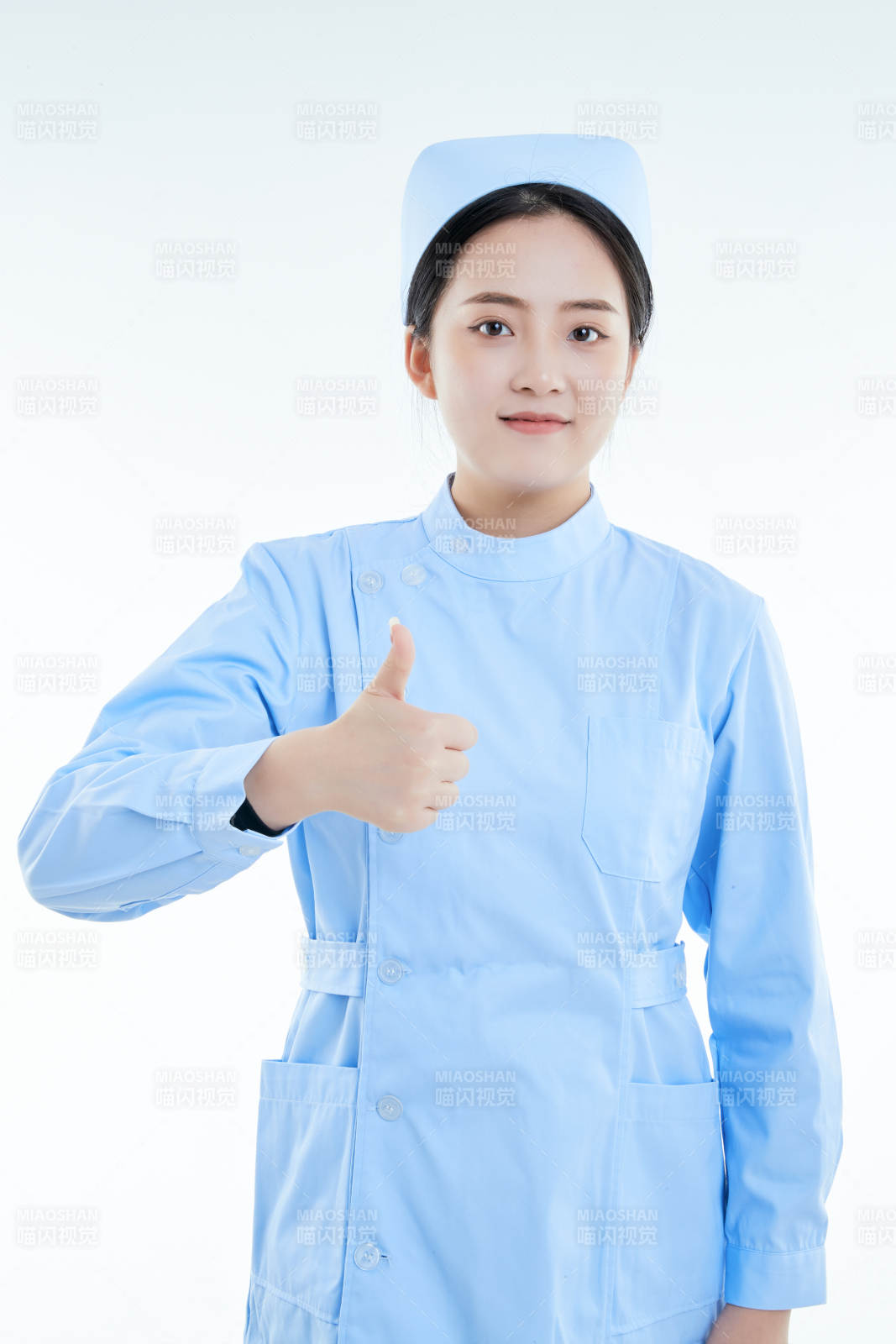 身穿護士的年輕女性醫(yī)護人員