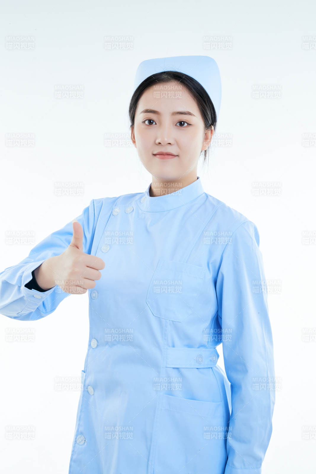 身穿護士的年輕女性醫護人員