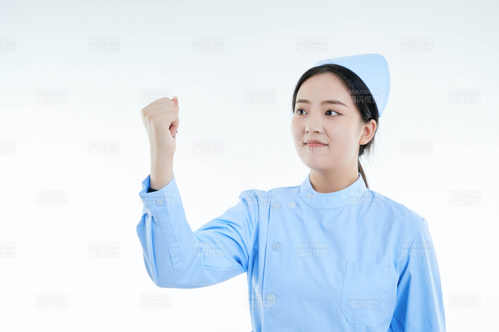 身穿護(hù)士的年輕女性醫(yī)護(hù)人員