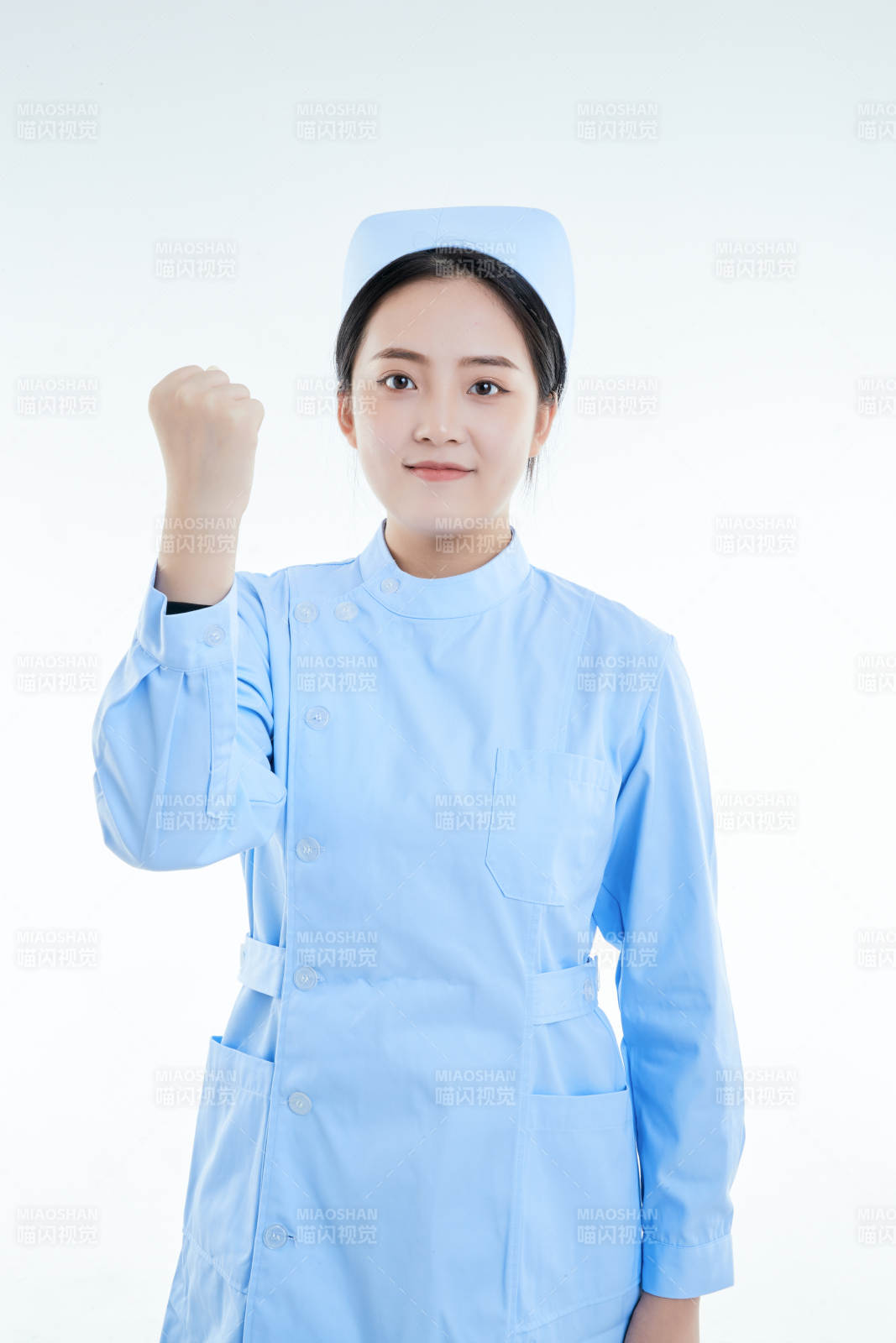 身穿護士的年輕女性醫護人員