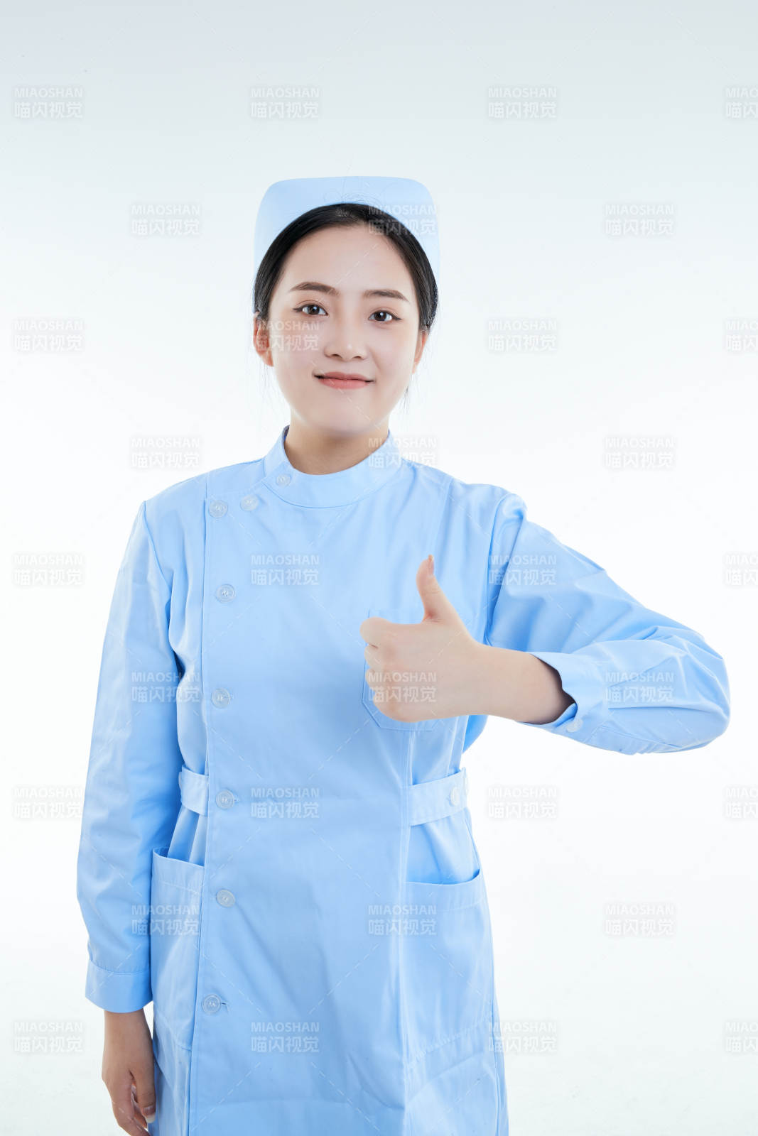 身穿護士的年輕女性醫護人員