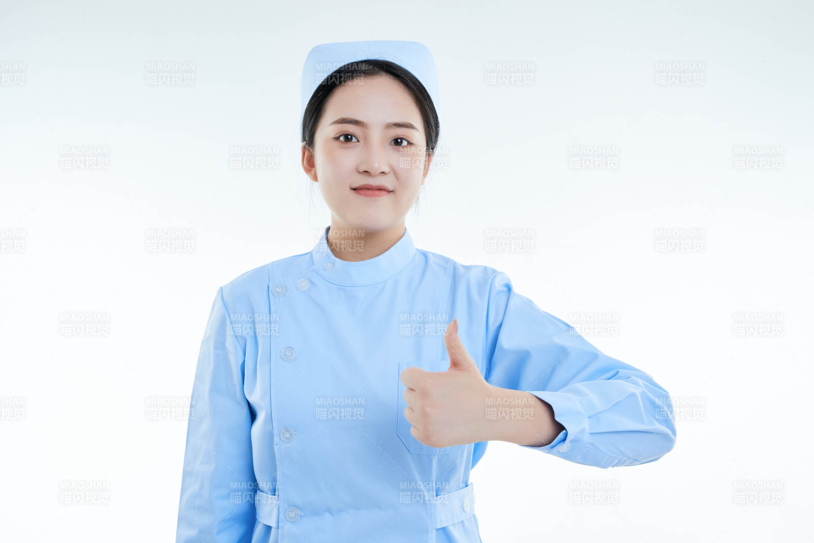 身穿護士的年輕女性醫護人員