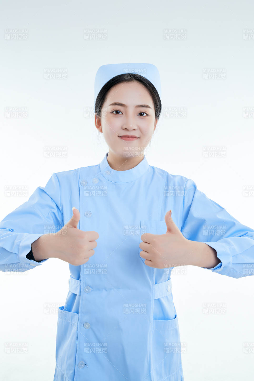 身穿護士的年輕女性醫護人員