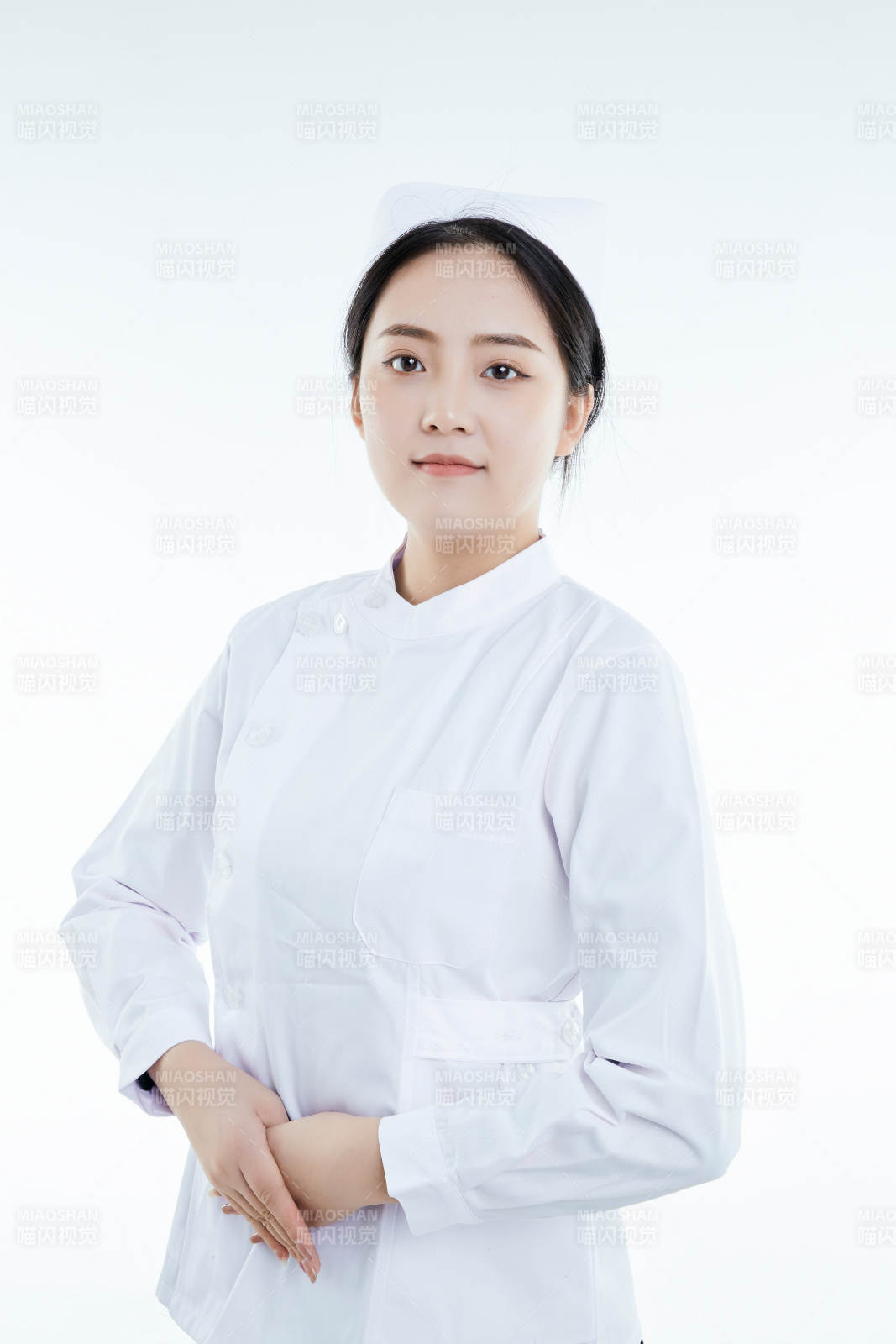 身穿護(hù)士的年輕女性醫(yī)護(hù)人員