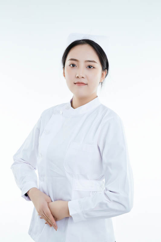 身穿护士的年轻女性医护人员