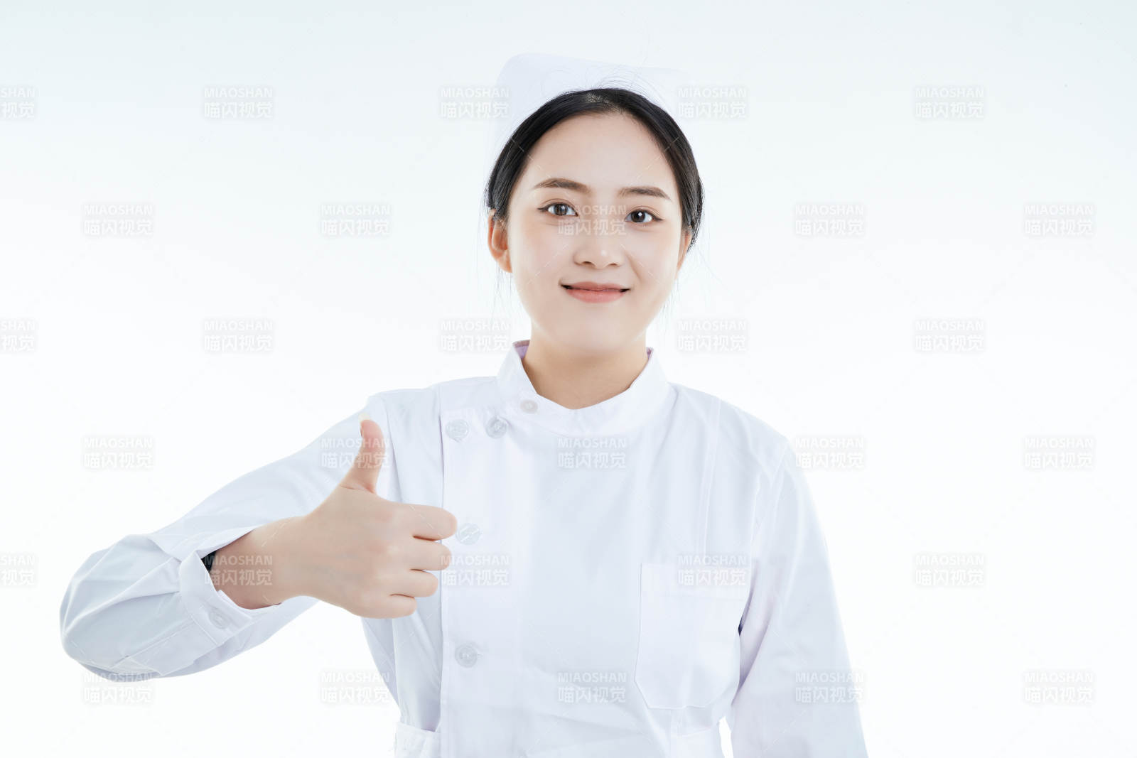 身穿護士的年輕女性醫(yī)護人員