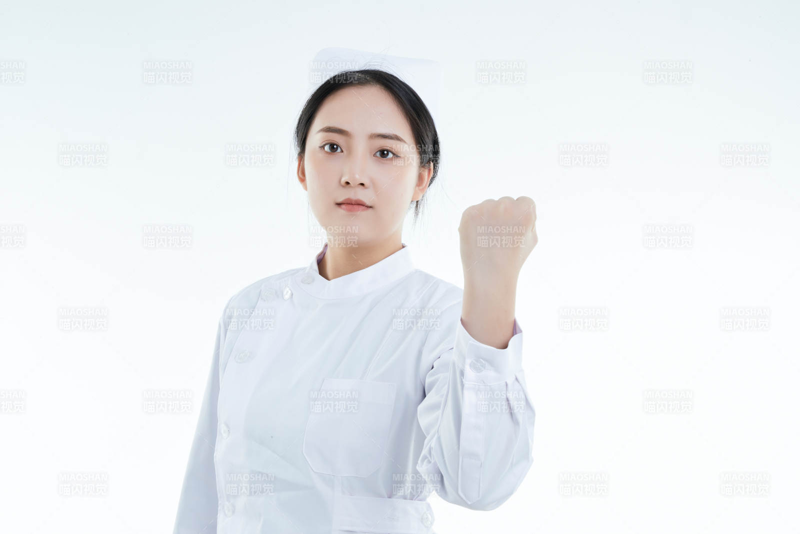 身穿護士的年輕女性醫護人員