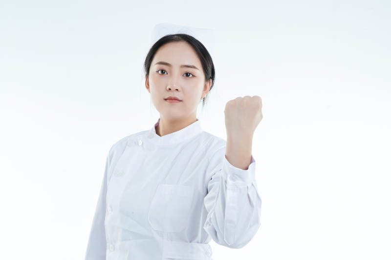 身穿护士的年轻女性医护人员