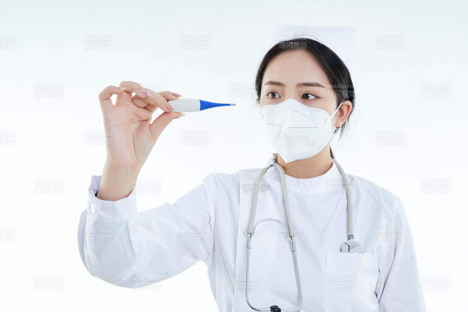 手持溫度計的白衣女性醫護人員