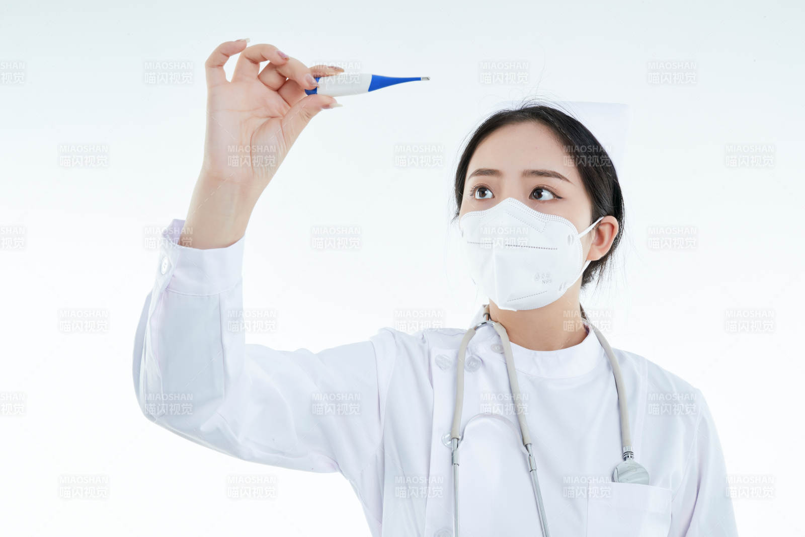 手持溫度計的白衣女性醫護人員