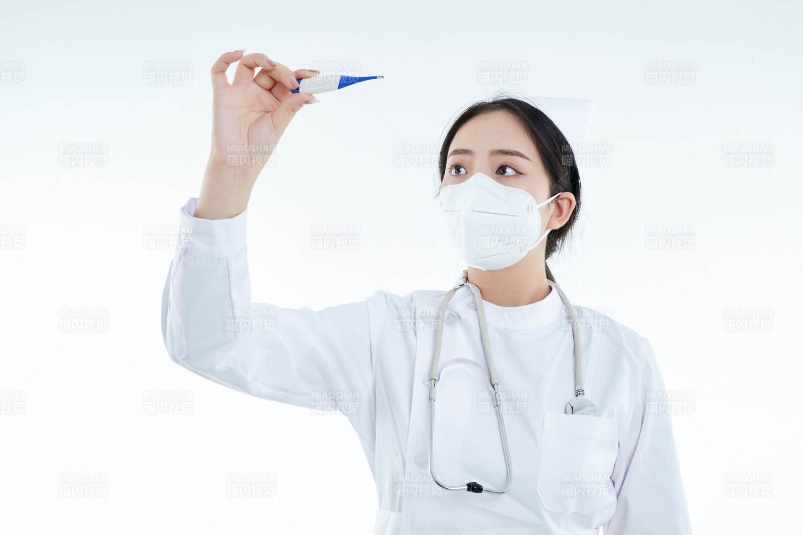 手持溫度計的白衣女性醫護人員