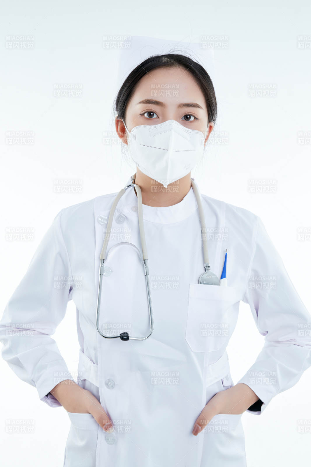 身穿護士的年輕女性醫護人員