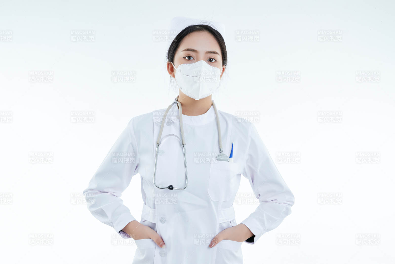 身穿護士的年輕女性醫護人員