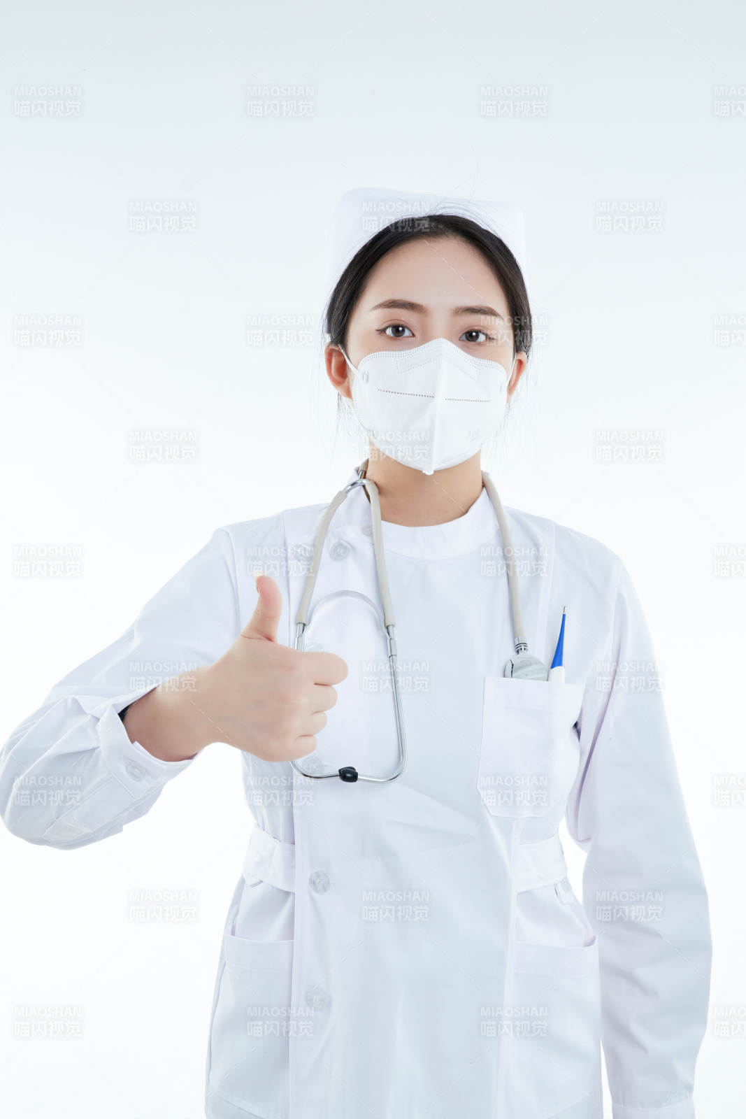 身穿護士的年輕女性醫護人員