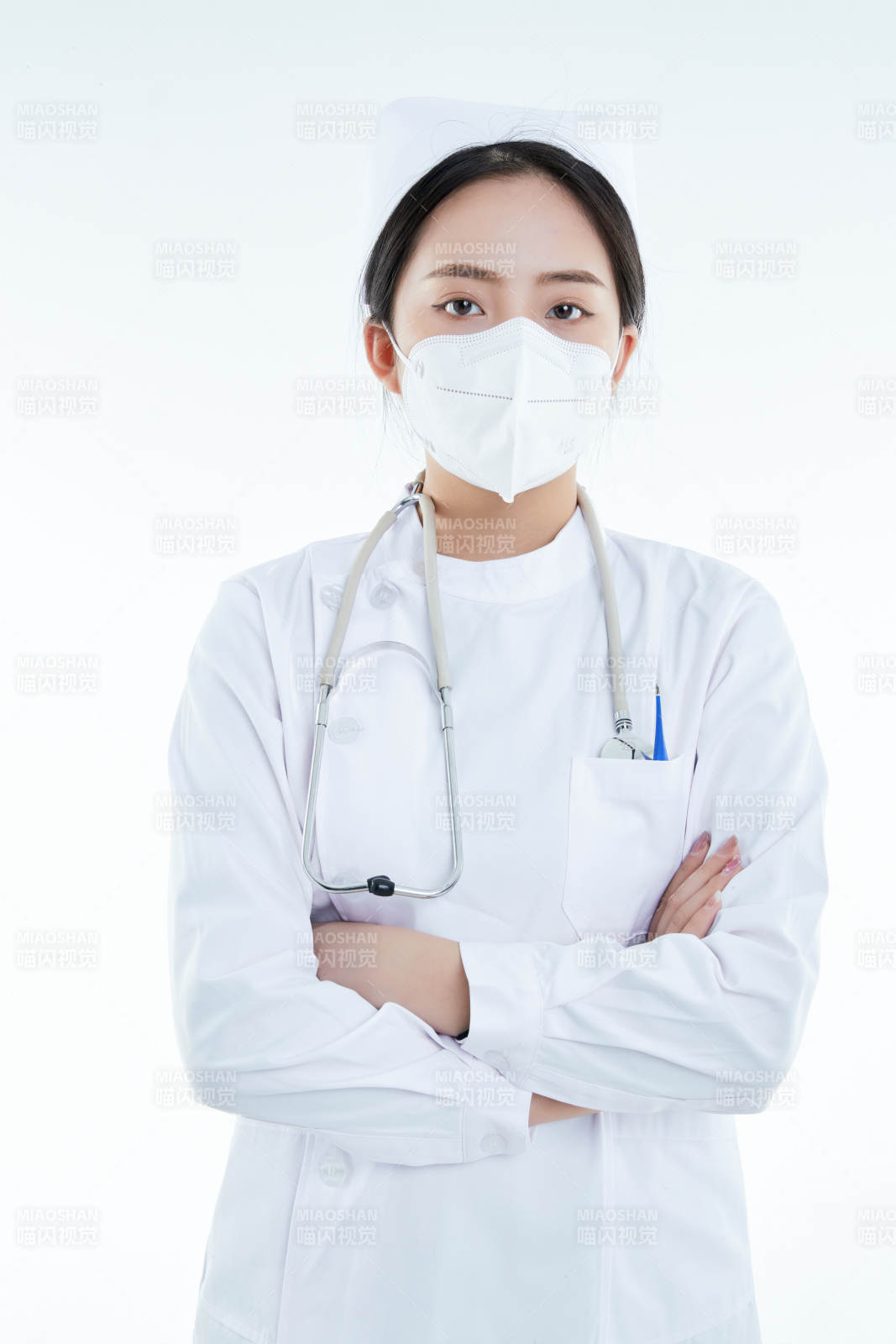 身穿護士的年輕女性醫護人員