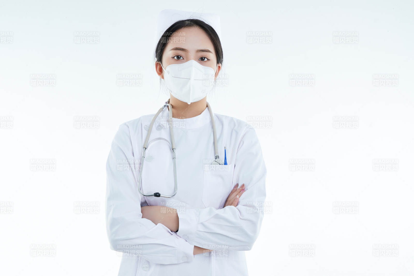 身穿護士的年輕女性醫(yī)護人員