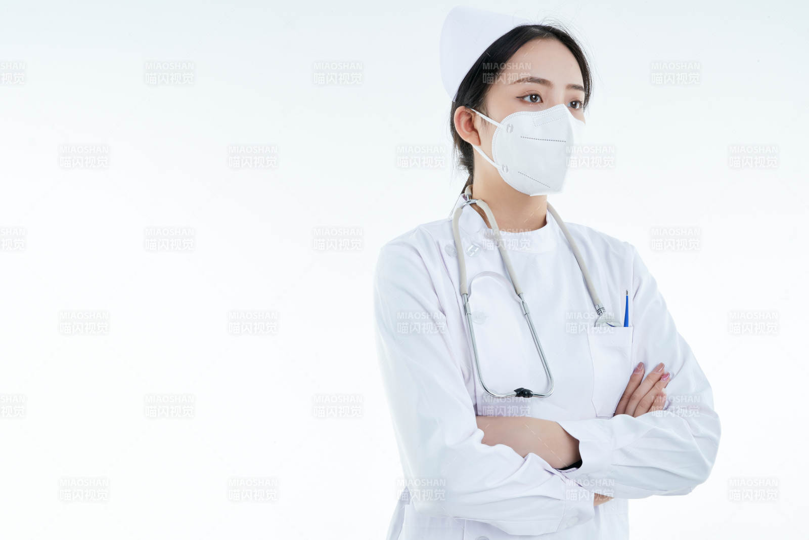 身穿護士的年輕女性醫護人員