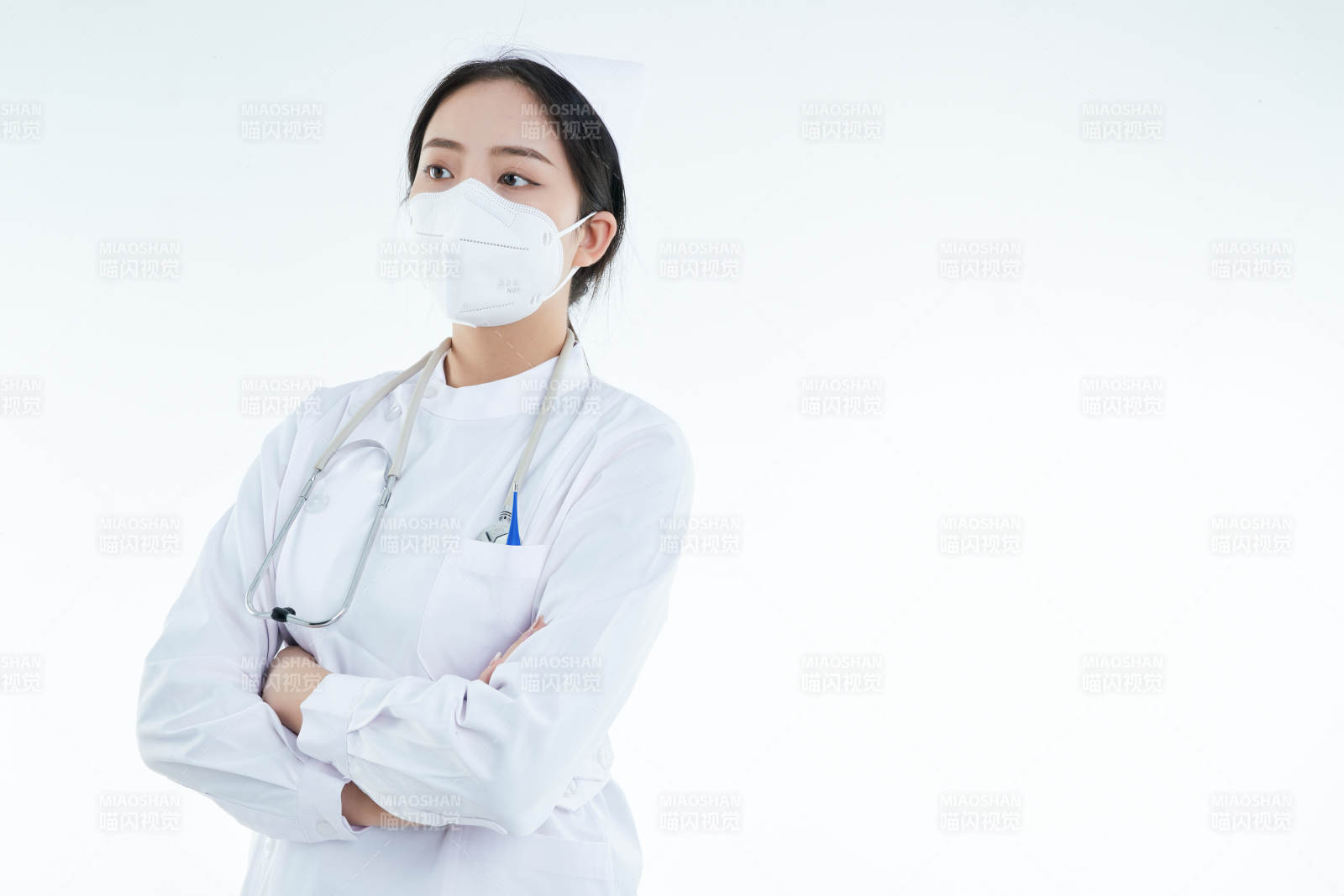 身穿護士的年輕女性醫護人員