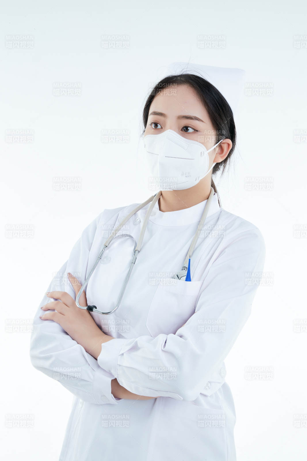 身穿護士的年輕女性醫(yī)護人員