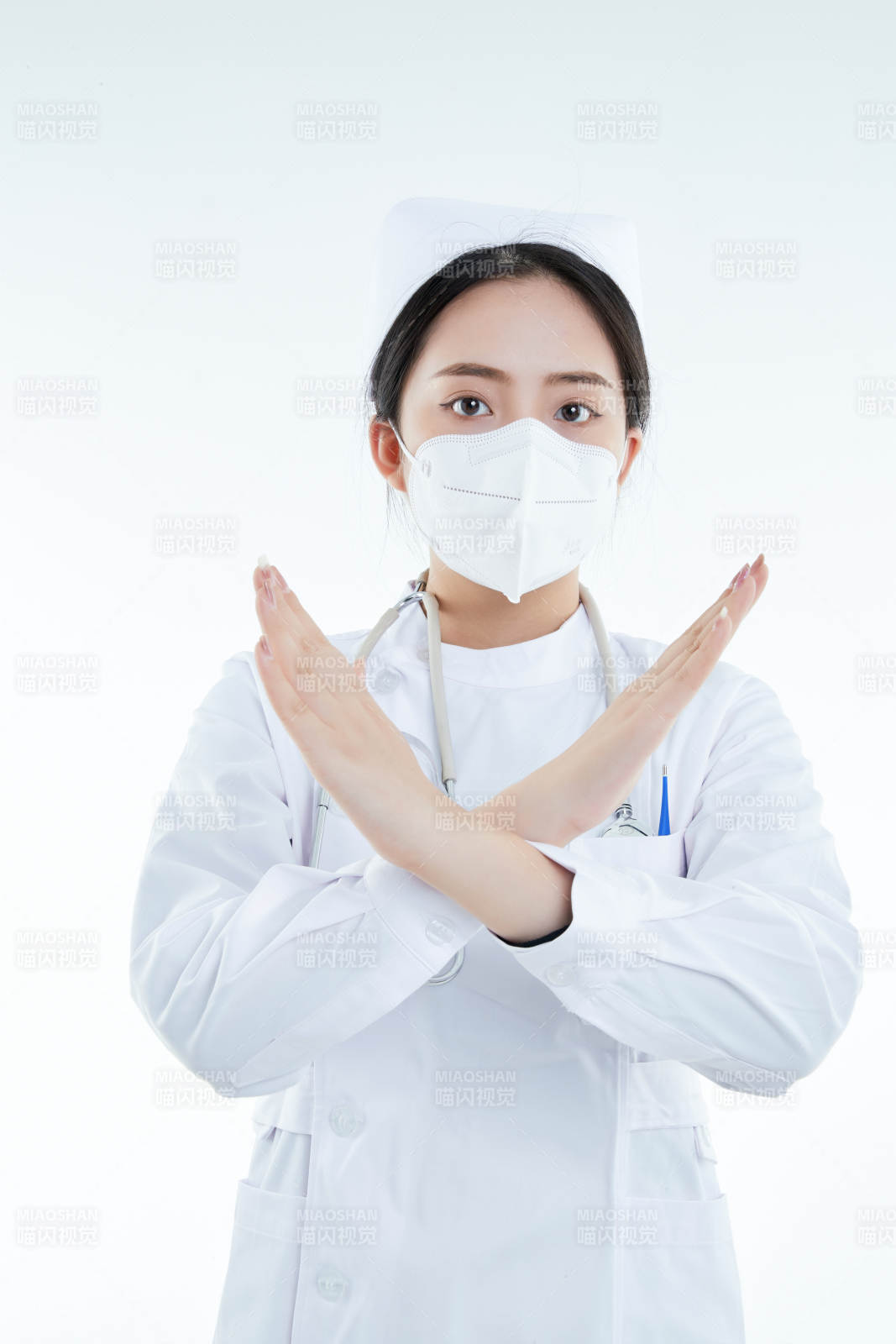 白色背景下傳遞傳遞吸煙有害健康信息的醫護人員