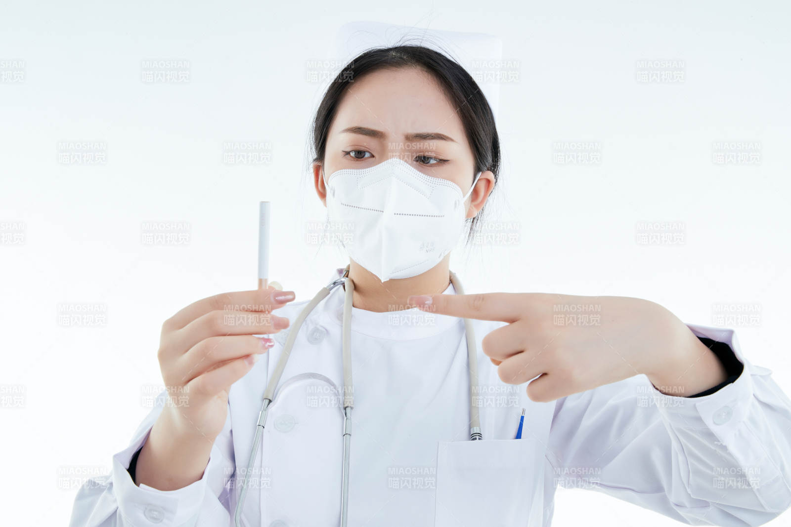 白色背景下傳遞傳遞吸煙有害健康信息的醫護人員