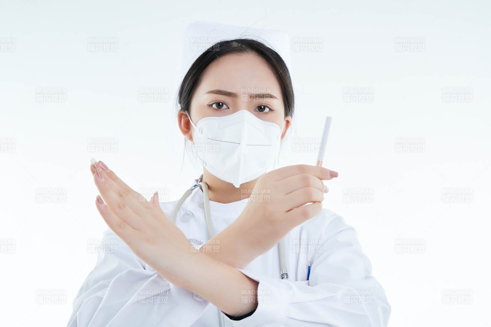 白色背景下傳遞傳遞吸煙有害健康信息的醫護人員