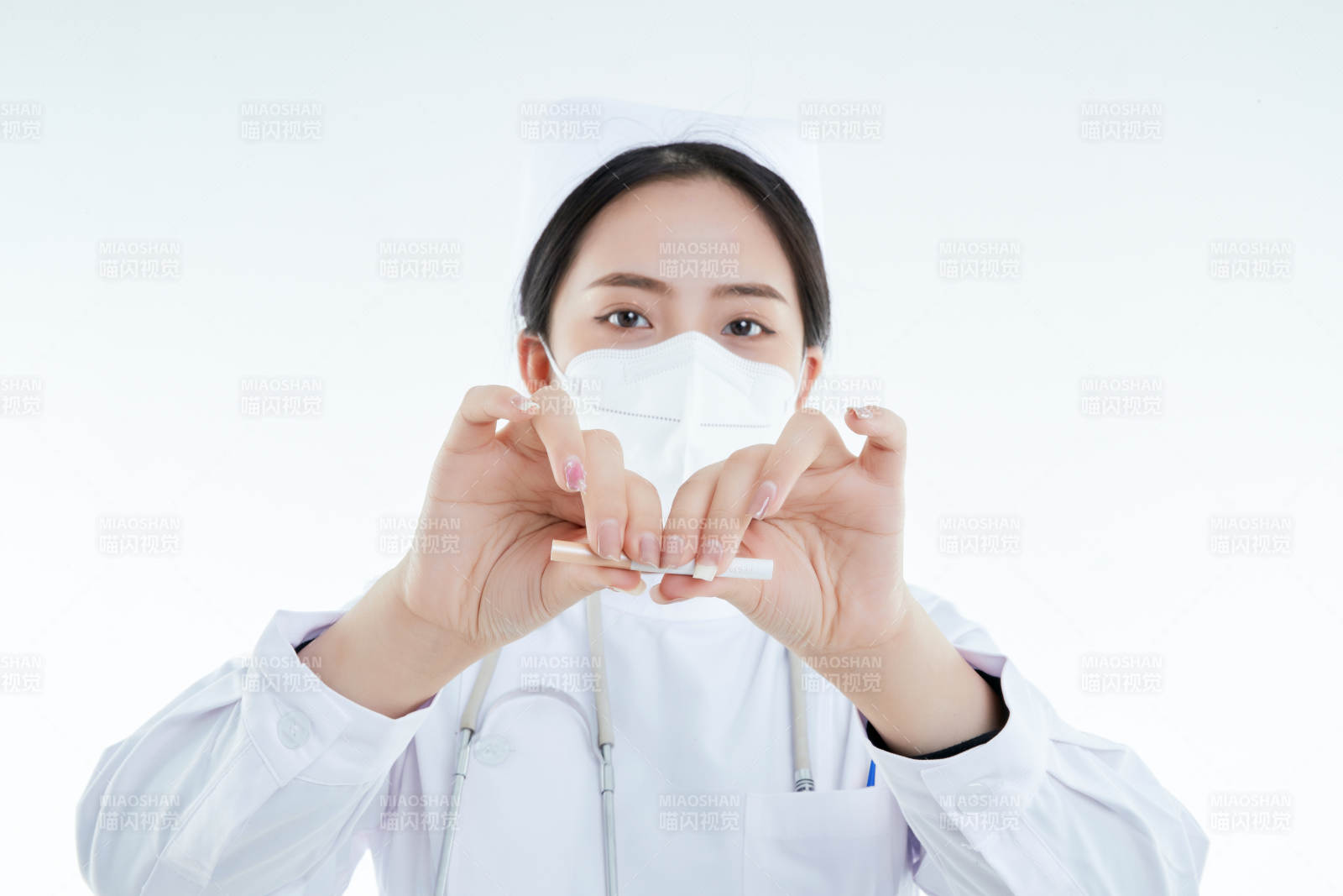 白色背景下傳遞傳遞吸煙有害健康信息的醫護人員