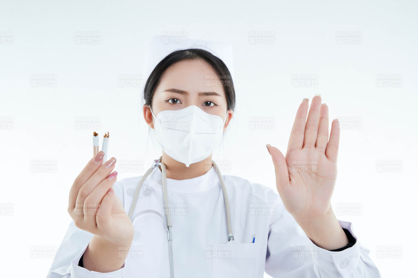 白色背景下傳遞傳遞吸煙有害健康信息的醫(yī)護(hù)人員