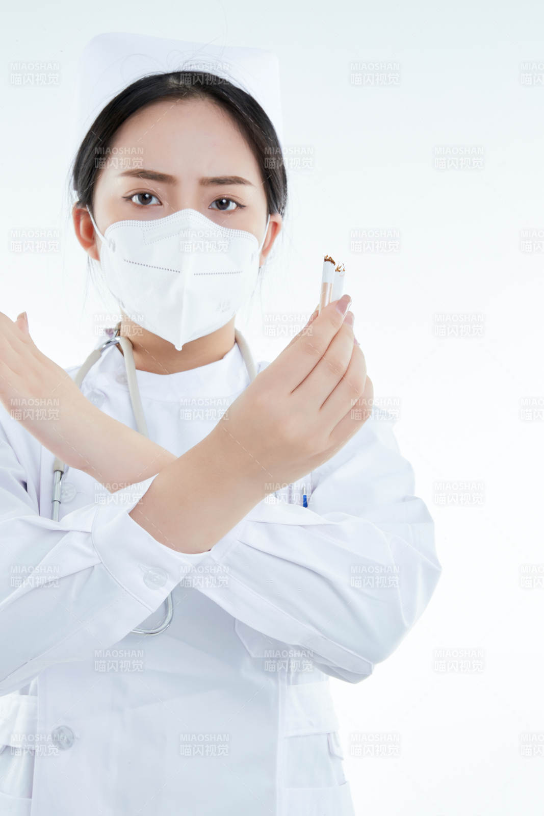 白色背景下傳遞傳遞吸煙有害健康信息的醫(yī)護(hù)人員