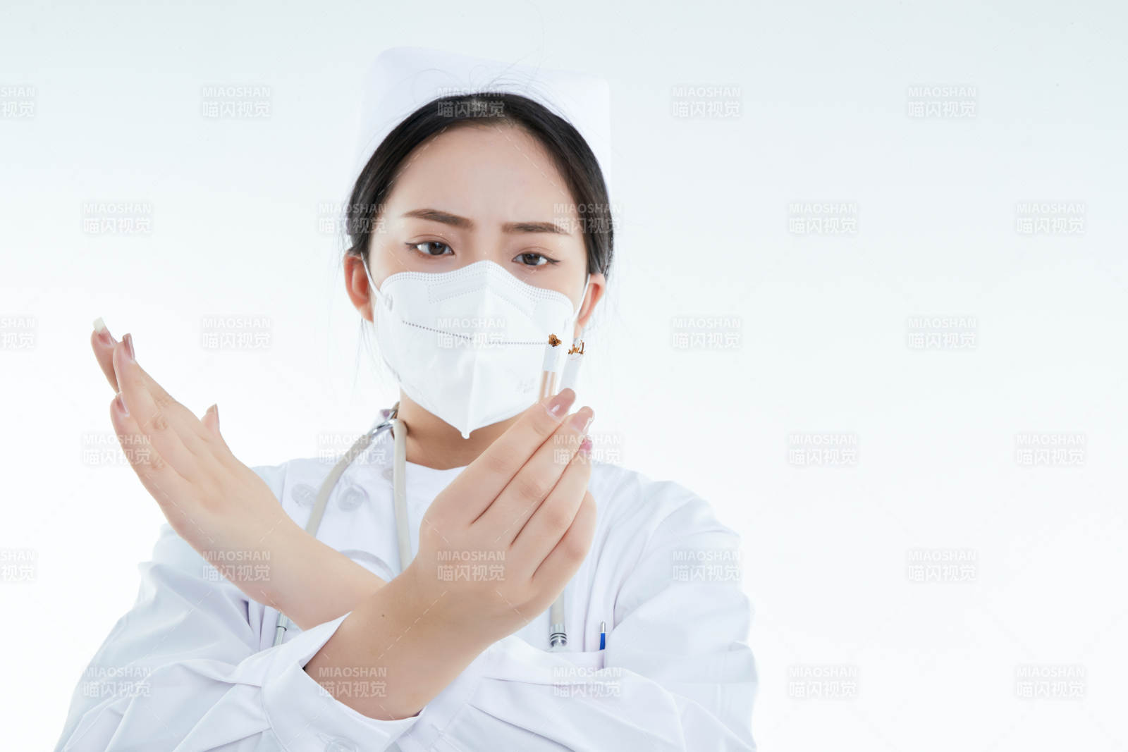 白色背景下傳遞傳遞吸煙有害健康信息的醫護人員