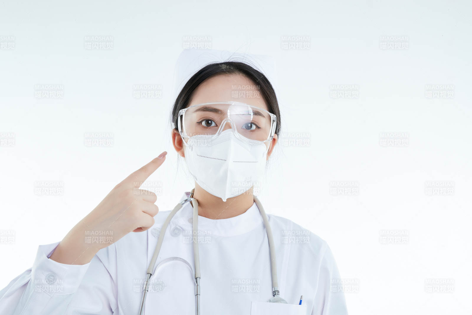 女性醫(yī)護人員展示規(guī)范的口罩正確佩戴方式