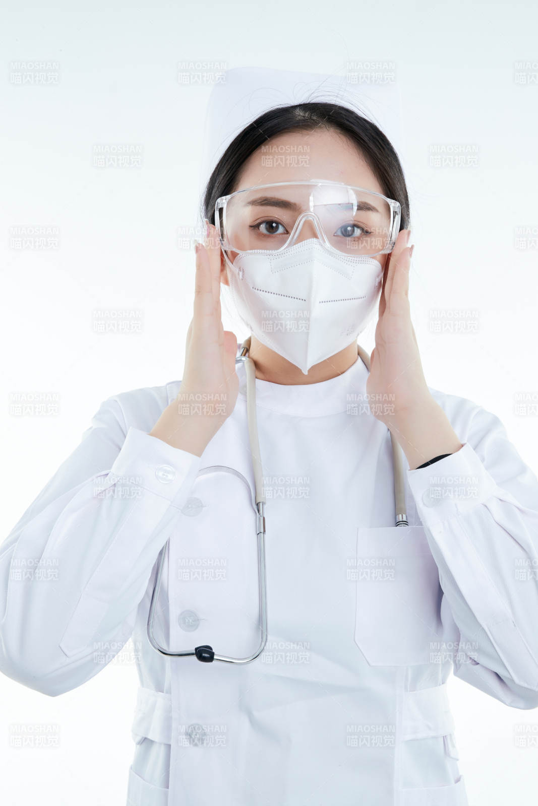 女性醫護人員展示規范的口罩正確佩戴方式