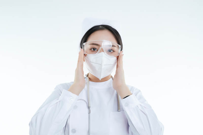 女性医护人员展示规范的口罩正确佩戴方式
