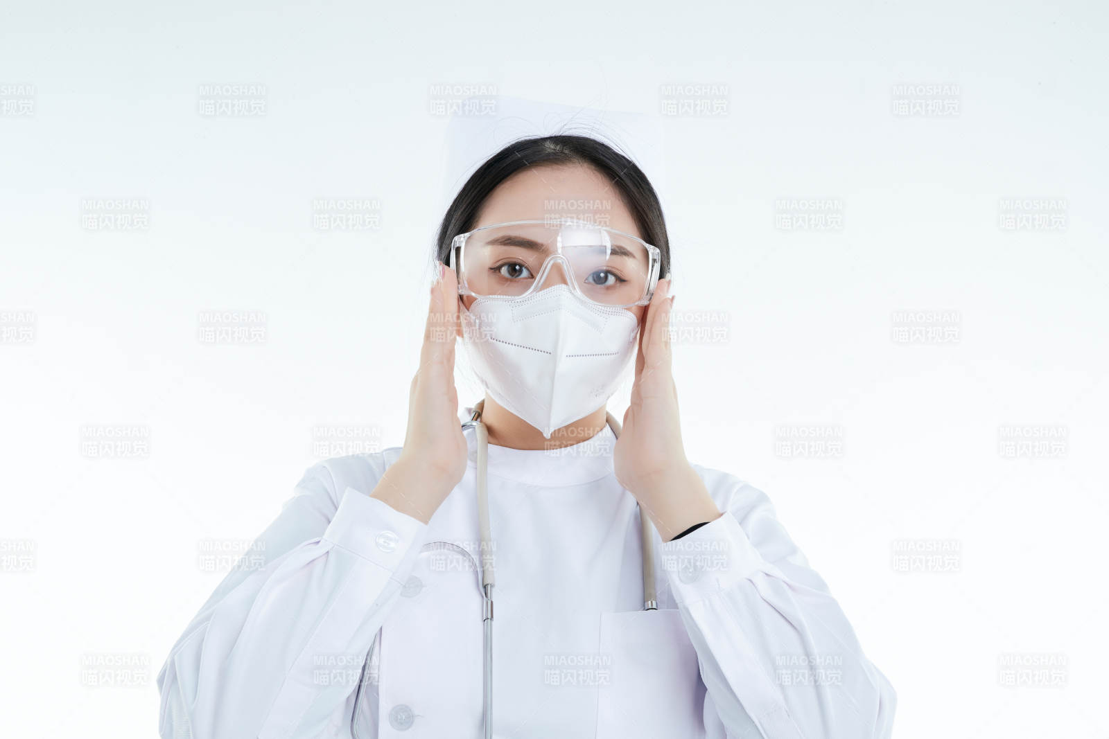 女性医护人员展示规范的口罩正确佩戴方式