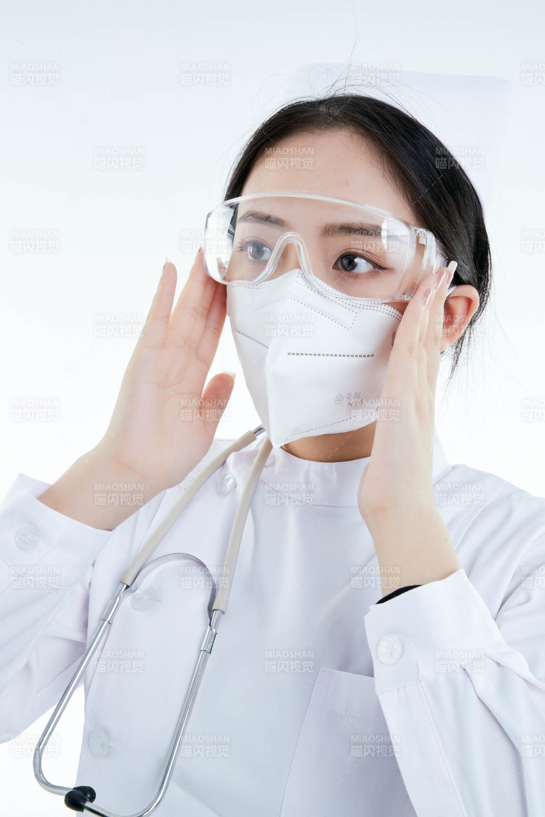 女性醫護人員展示規范的口罩正確佩戴方式