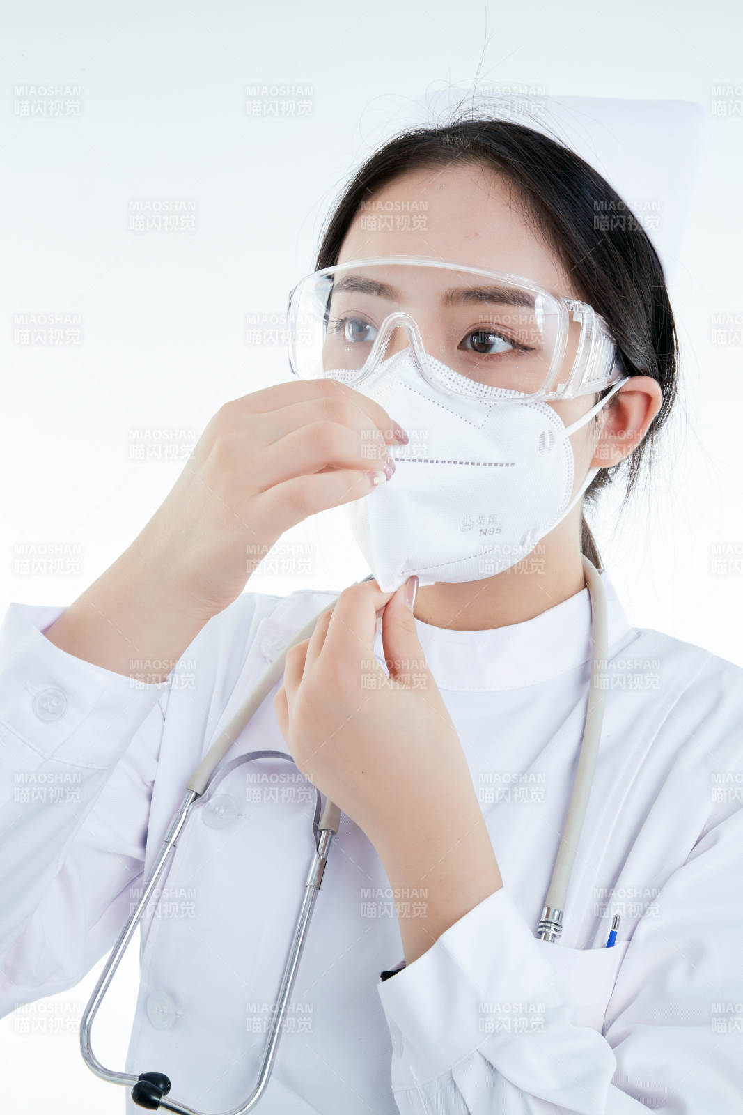 女性醫護人員展示規范的口罩正確佩戴方式